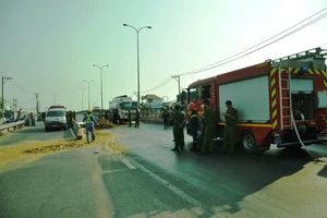 Xe bồn chở xăng bị xe tải đâm lủng, quốc lộ 1A hỗn loạn