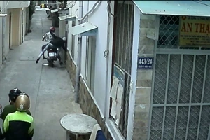 Clip: Camera an ninh ghi lại cảnh giật dây chuyền trong hẻm