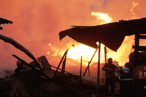 Xưởng gỗ hơn ngàn mét bùng lửa lúc rạng sáng