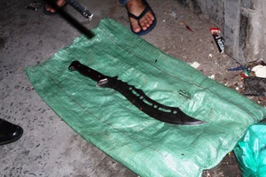 Hai thanh niên chém nhau kịch liệt sau lời thách thức