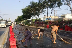Hàng trăm chai bia rơi xuống đường, người Sài Gòn xúm vô dọn giúp