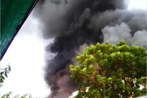 Khói lửa bao trùm xưởng may, hàng trăm công nhân chuyển đồ