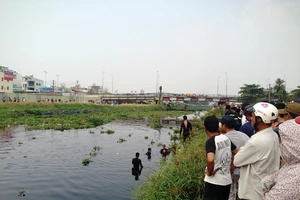 Hơn 10 'người nhái' lặn tìm người đàn ông nhảy kênh