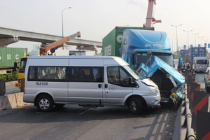 Clip: Xe đầu kéo đẩy văng dải phân cách, tông ba ô tô