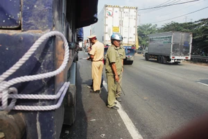 Bị xe tải tông khi trèo qua dải phân cách