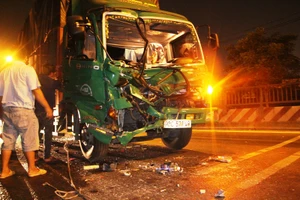 Tông thẳng vào đuôi container, tài xế xe tải tử vong 