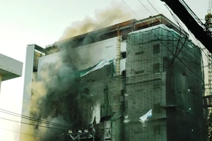 Công trình nhà hàng tiệc cưới trung tâm Sài Gòn bốc cháy khi đang xây dựng