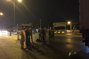 Container cuốn xe máy vào gầm, 3 thanh niên thương vong