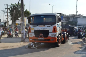 Container rẽ vào đường cấm, cán nát chân người phụ nữ