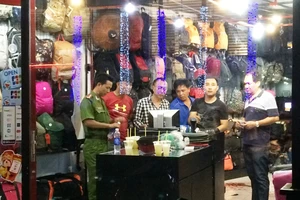 Cô gái vào tiệm túi xách chém nhân viên để cướp 