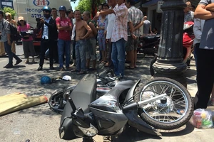 Dẫn xe máy đi bộ, người đàn ông bị xe bồn cán chết