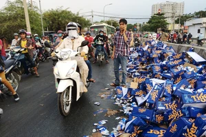 Clip: Hàng trăm thùng bia trên xe tải đổ xuống dốc cầu vượt Gò Dưa