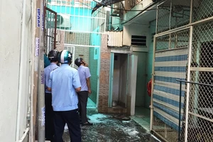 Nhà tập thể ở trung tâm Sài Gòn cháy, hàng chục người tháo chạy 