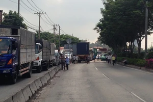 Đầu xe container biến dạng sau cú tông dải phân cách