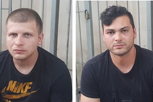 Hai người nước ngoài dùng thẻ ATM giả rút tiền trót lọt 3 lần