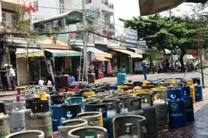 Thanh niên nghi ngáo đá lao vào cửa hàng gas, châm lửa tự sát