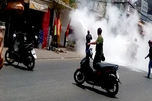 Clip: Nam thanh niên 'ngáo đá' đốt cửa hàng ga ở Sài Gòn