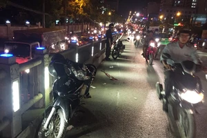 Cảnh sát cơ động TP.HCM đưa người gặp tai nạn đi cấp cứu