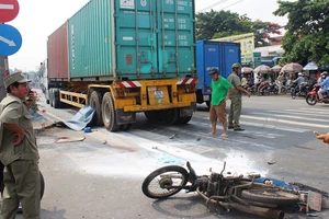 Va chạm với xe container, hai anh em họ tử vong