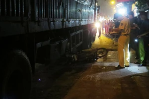 Người đàn ông tử nạn dưới bánh xe container