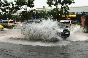 Cửa ngõ sân bay Tân Sơn Nhất ngập nước sau cơn mưa lớn