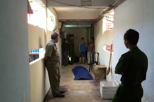 Hoảng hồn phát hiện cụ ông trong tư thế treo cổ tại cư xá Thanh Đa