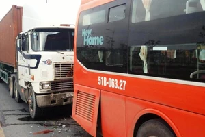 Trẻ em hoảng loạn trên xe giường nằm bị tông liên hoàn