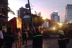 Nhiều người tháo chạy khi xe container lao vào nhà