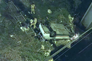 Taxi lao qua lan can, rơi xuống chân cầu Chữ Y 