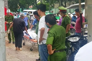 Người phụ nữ đang bán vé số đột nhiên hộc máu tử vong 