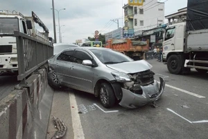 Tài xế may mắn thoát nạn trong xế hộp bị container húc