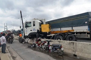 Xe container lao vào dải phân cách trên cầu Phú Mỹ