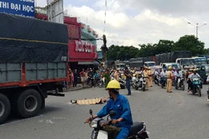 Xe tải va chạm hai cụ bà, cửa ngõ phía tây kẹt cứng