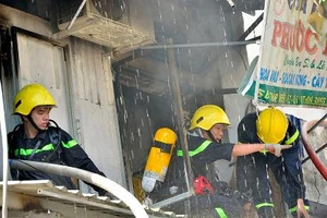 Cháy sạp hàng bán hoa, trái cây ở quận 6