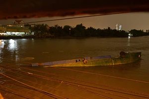 Xà lan tông cầu Rạch Đỉa ở quận 7 rồi chìm nghỉm