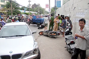 BMW tông xe ba gác gây tai nạn liên hoàn, 2 xe máy vạ lây 