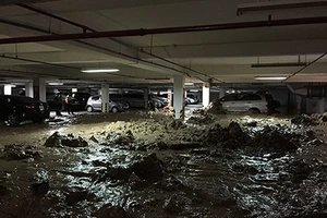 Tường hầm chung cư vỡ, hàng trăm tấn bùn tràn vào nhà xe