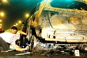 Ô tô cán người, kéo lê xe máy bốc cháy trên đường Võ Văn Kiệt