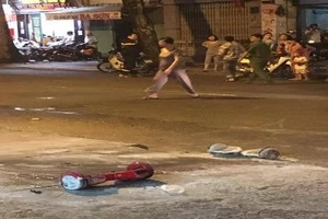 Xe điện cân bằng cháy nổ ở trung tâm thành phố