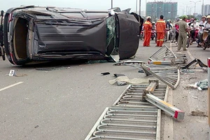 Xe Fortuner tông dải phân cách, lật nhiều vòng trên đường