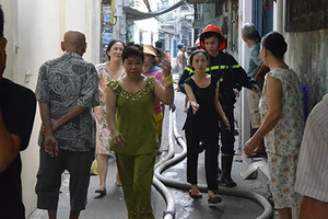 Hỏa hoạn từ căn nhà khóa kín, cả khu phố náo loạn