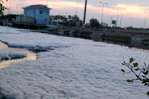 Bọt như tuyết trôi đầy sông, bay khắp nơi trên kênh Tàu Hủ