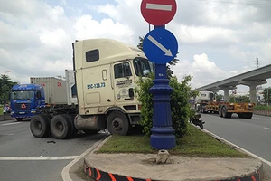 Xe container tông cột đèn, xa lộ Hà Nội ùn ứ