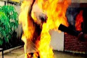 Truy nã thanh niên tạt xăng đốt cha mẹ vợ