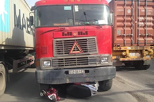 Container cuốn xe máy vào gầm, 2 người may mắn thoát chết