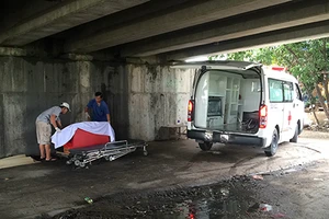 Nam thanh niên lang thang tử vong dưới gầm cầu Chợ Cầu