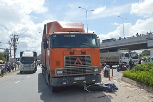 Bị xe container kéo lê, người đàn ông chết thảm ở ngã tư An Sương