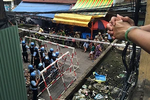 Tiến hành tháo dỡ lô D chung cư Cô Giang ở trung tâm TP.HCM