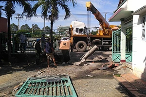 Container lao thẳng vào nhà dân,1 phụ nữ thoát chết gang tấc