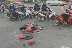 Xe máy tông 'xế hộp', nam thanh niên nguy kịch